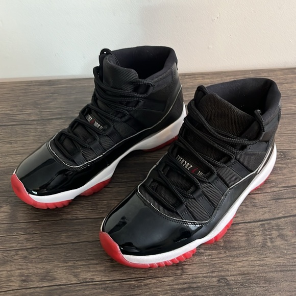Lightly used Jordan 11 Retro “Bred” - Picture 2 of 9